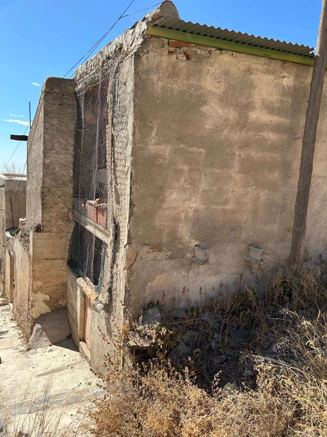 Fantastische waarde 5 slaapkamer, 1 badkamer dorpshuis in Oria met land aan de voor- en achterkant van het pand