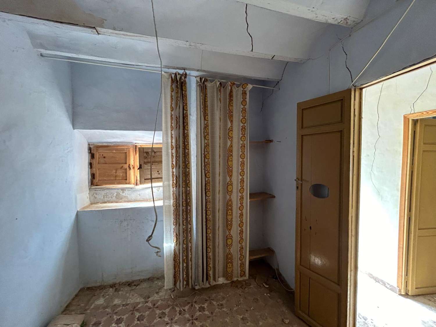 Large town house near Oria church square for reform