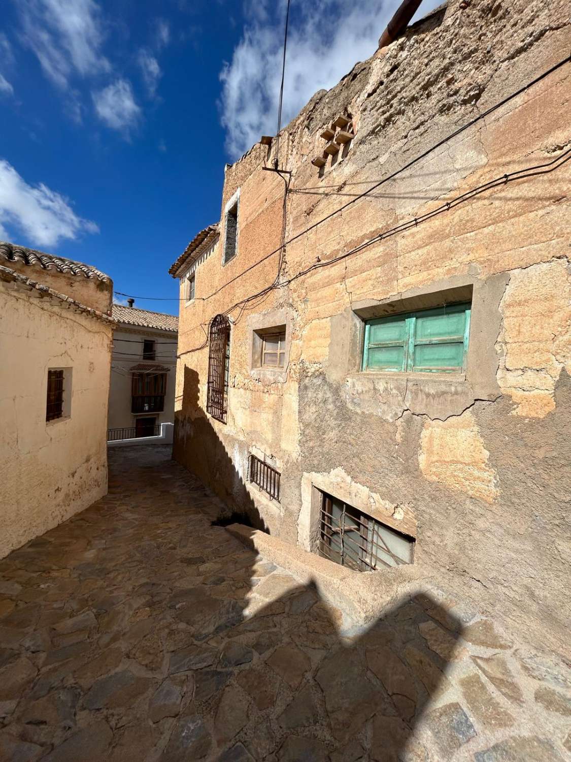 Large town house near Oria church square for reform