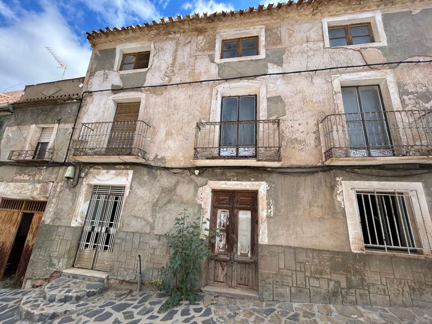 Large town house near Oria church square for reform