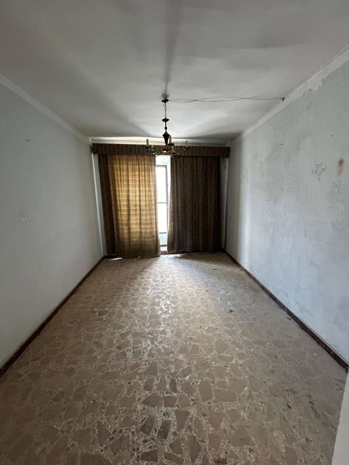 Large town house near Oria church square for reform