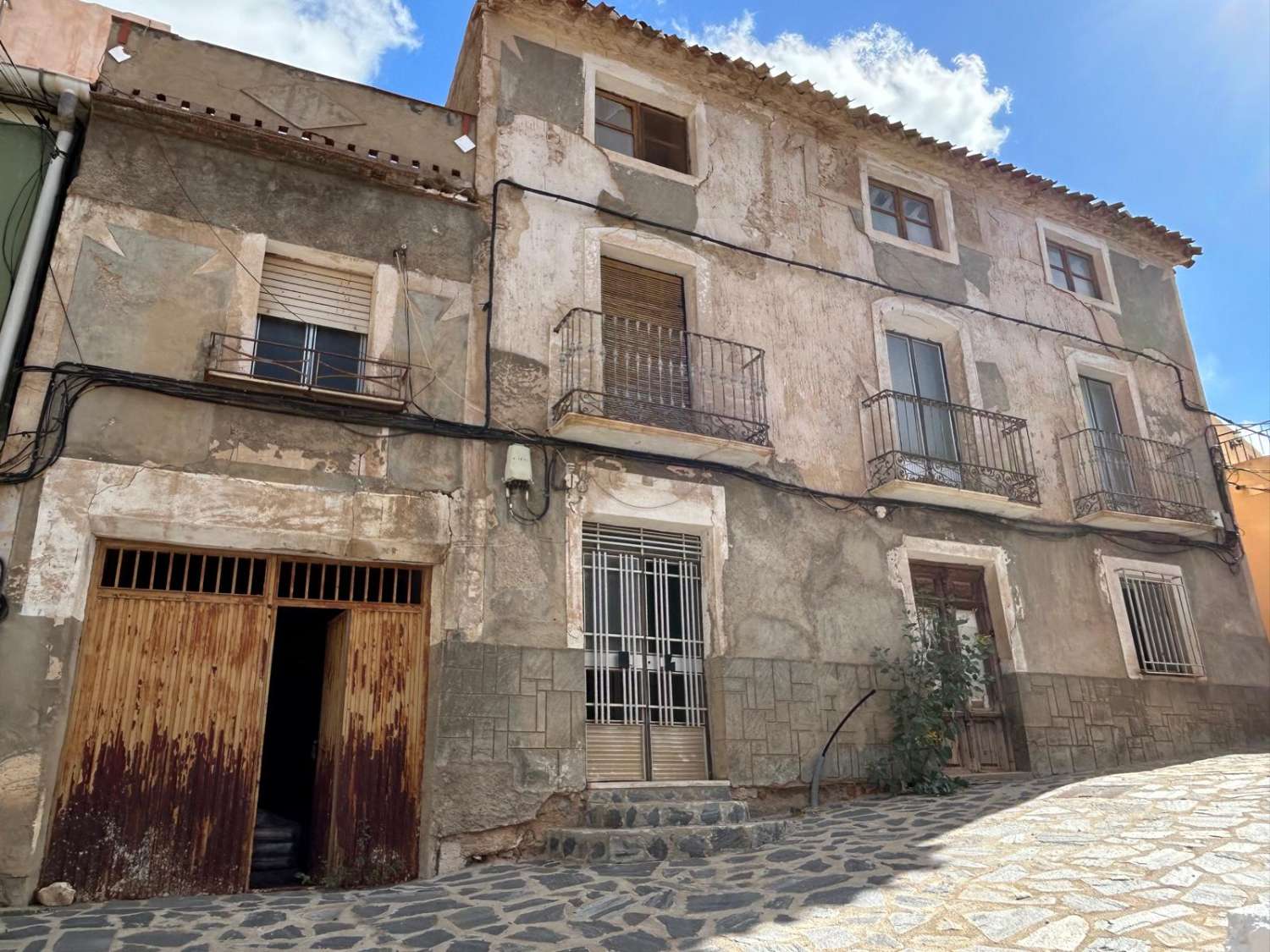 Large town house near Oria church square for reform