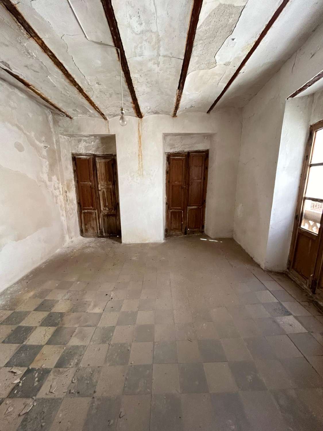 Casa grande con antigua pescadería en planta baja en Vélez-Rubio