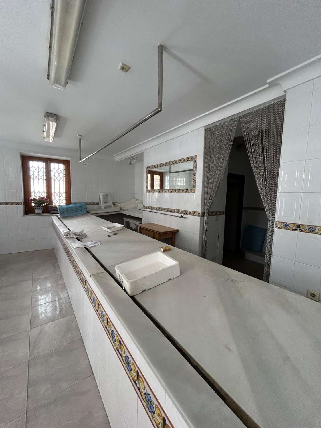 Casa grande con antigua pescadería en planta baja en Vélez-Rubio