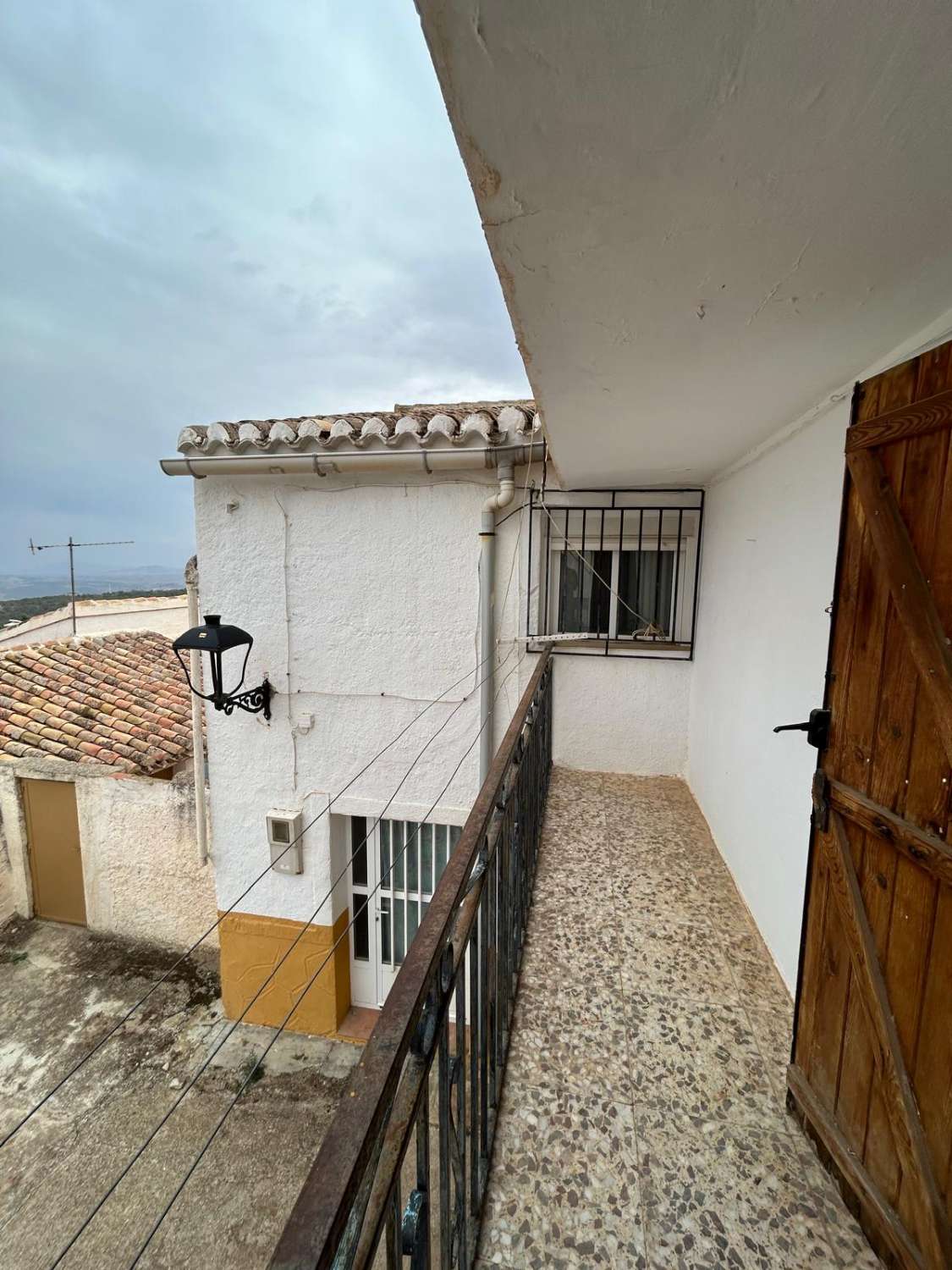 Casa adosada de 3 plantas debajo de un famoso castillo. 3 dormitorios, 2 balcones.