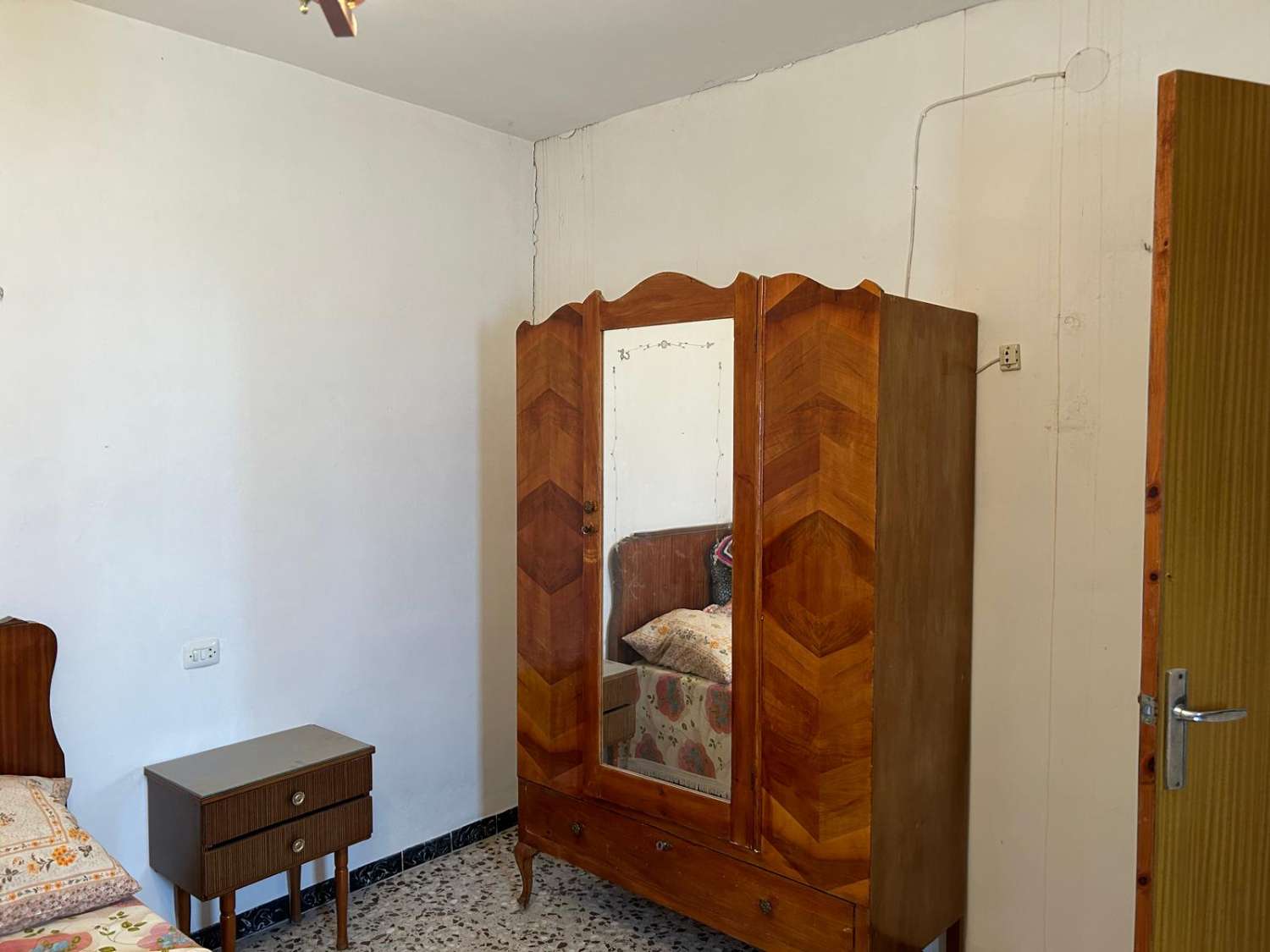 Casa adosada de 3 plantas debajo de un famoso castillo. 3 dormitorios, 2 balcones.