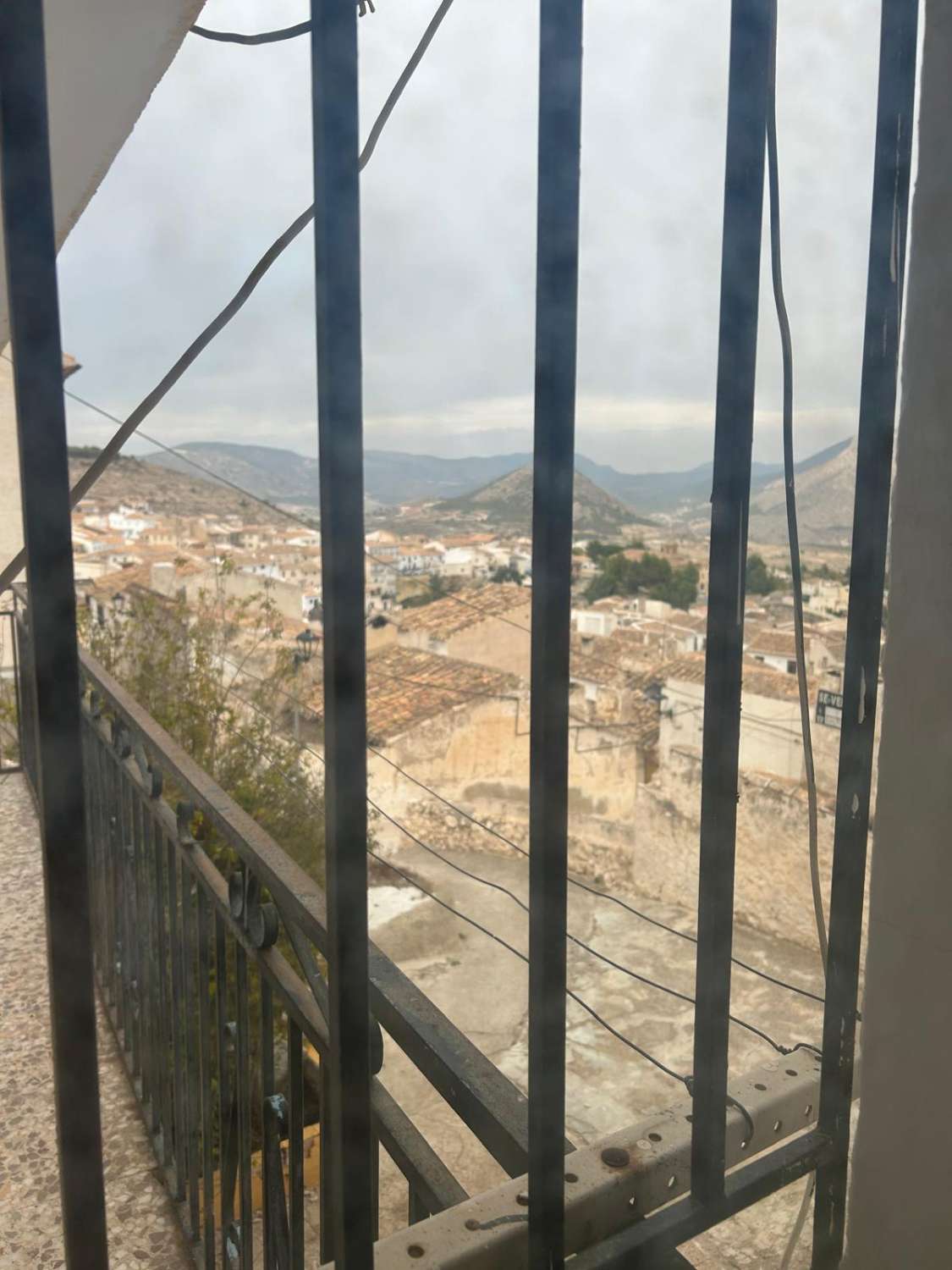 Casa adosada de 3 plantas debajo de un famoso castillo. 3 dormitorios, 2 balcones.