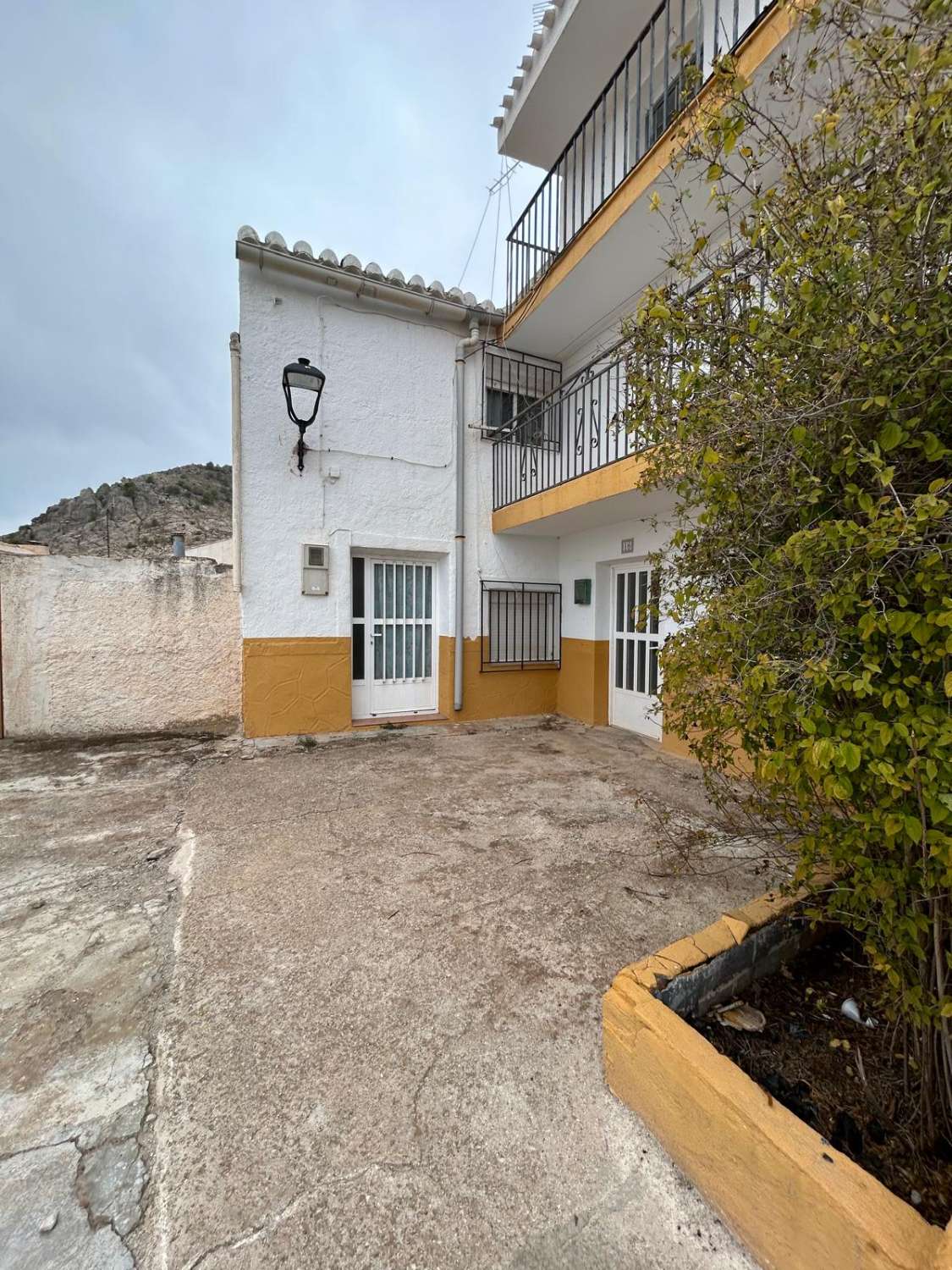 Casa adosada de 3 plantas debajo de un famoso castillo. 3 dormitorios, 2 balcones.