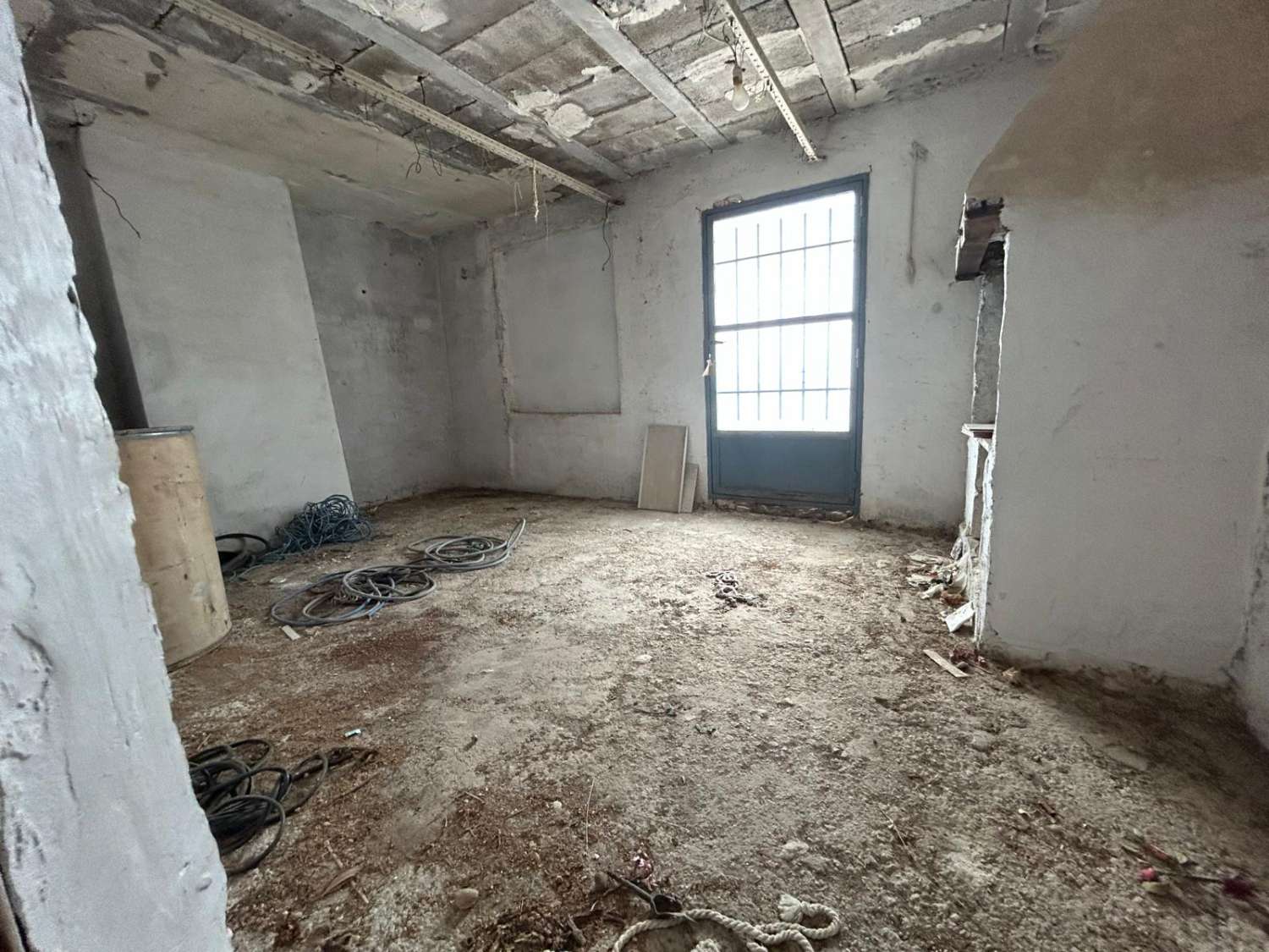 Casa adosada de 3 plantas debajo de un famoso castillo. 3 dormitorios, 2 balcones.