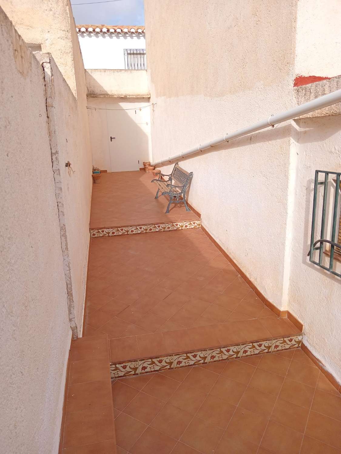 Hermosa casa de 5 habitaciones en el corazón de Vélez Blanco con espacio exterior.