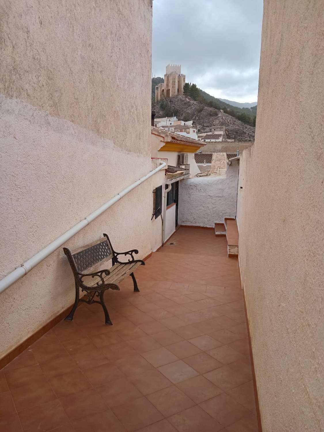 Hermosa casa de 5 habitaciones en el corazón de Vélez Blanco con espacio exterior.