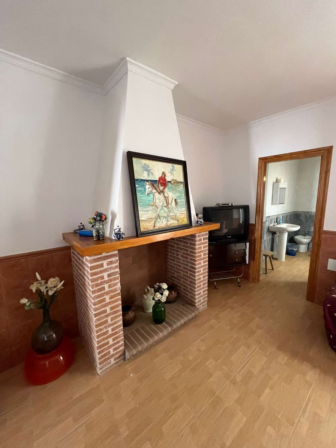 Hermosa casa reformada de 3 dormitorios y 2 baños en el lado de la ciudad con 2 terrazas.