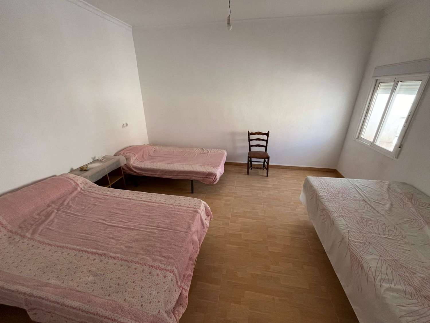 Hermosa casa reformada de 3 dormitorios y 2 baños en el lado de la ciudad con 2 terrazas.