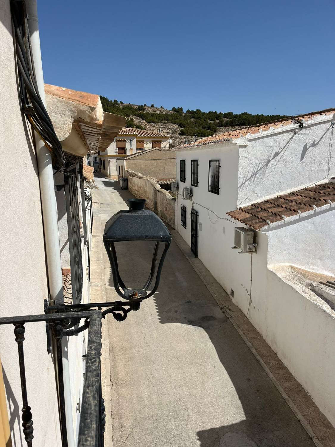 Hermosa casa reformada de 3 dormitorios y 2 baños en el lado de la ciudad con 2 terrazas.