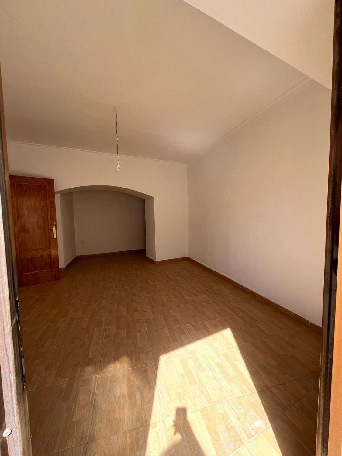 Hermosa casa reformada de 3 dormitorios y 2 baños en el lado de la ciudad con 2 terrazas.