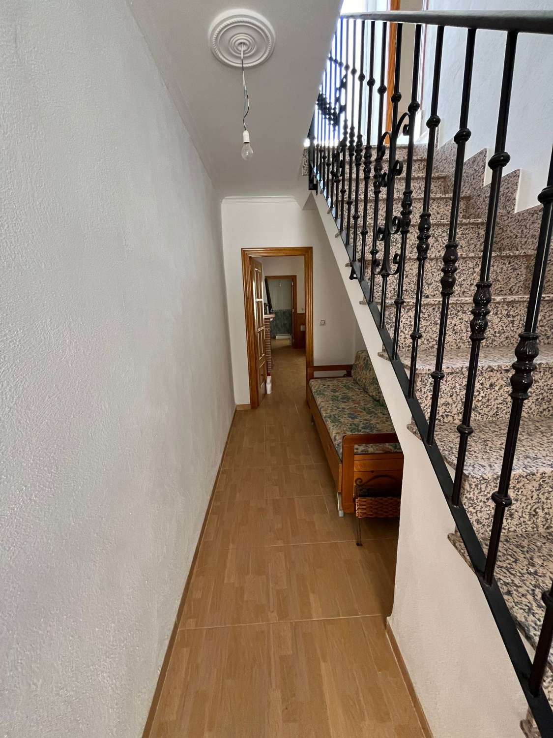 Hermosa casa reformada de 3 dormitorios y 2 baños en el lado de la ciudad con 2 terrazas.