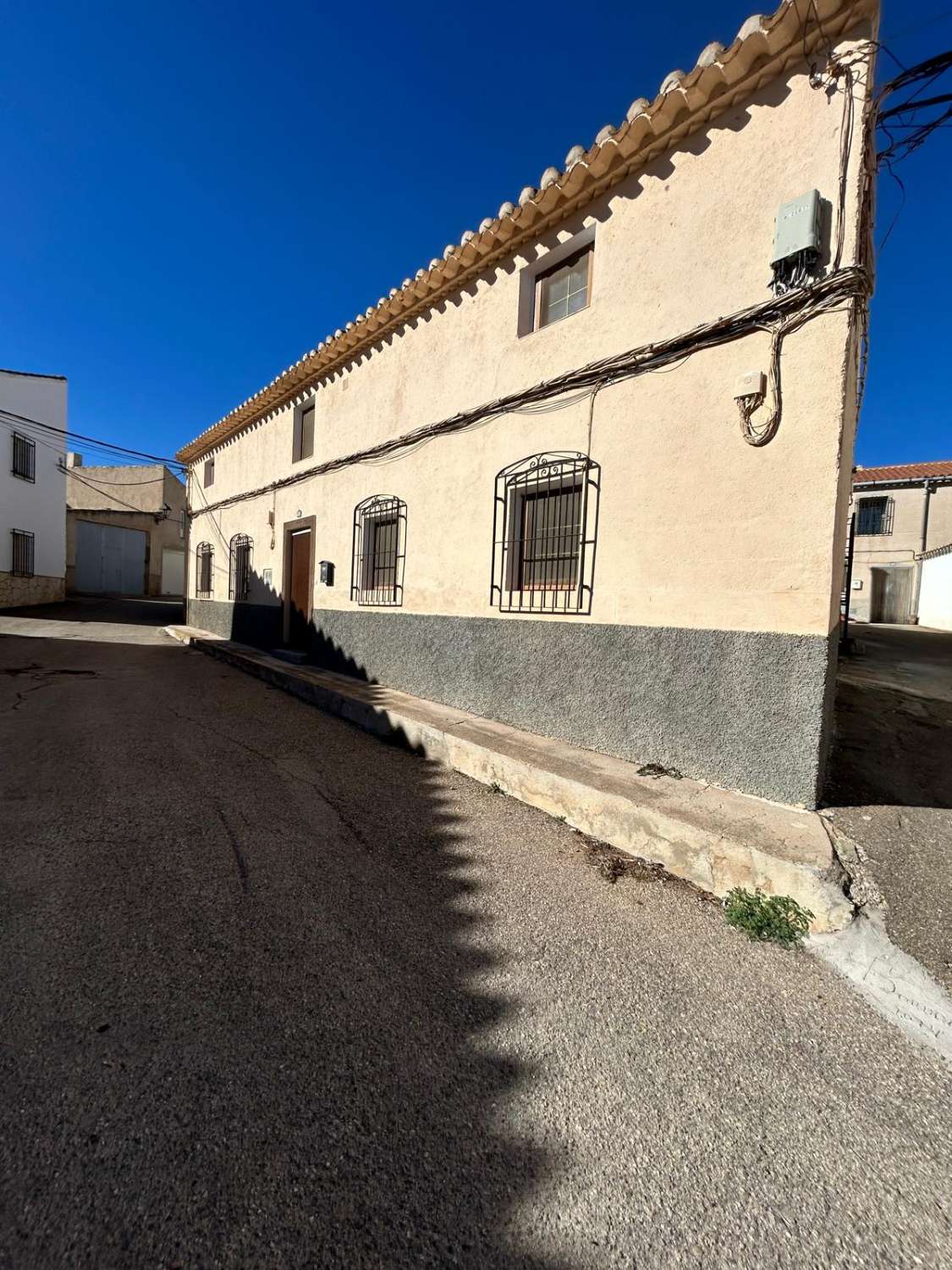 Casa de pueblo totalmente reformada con patio en el bonito pueblo de El Contador