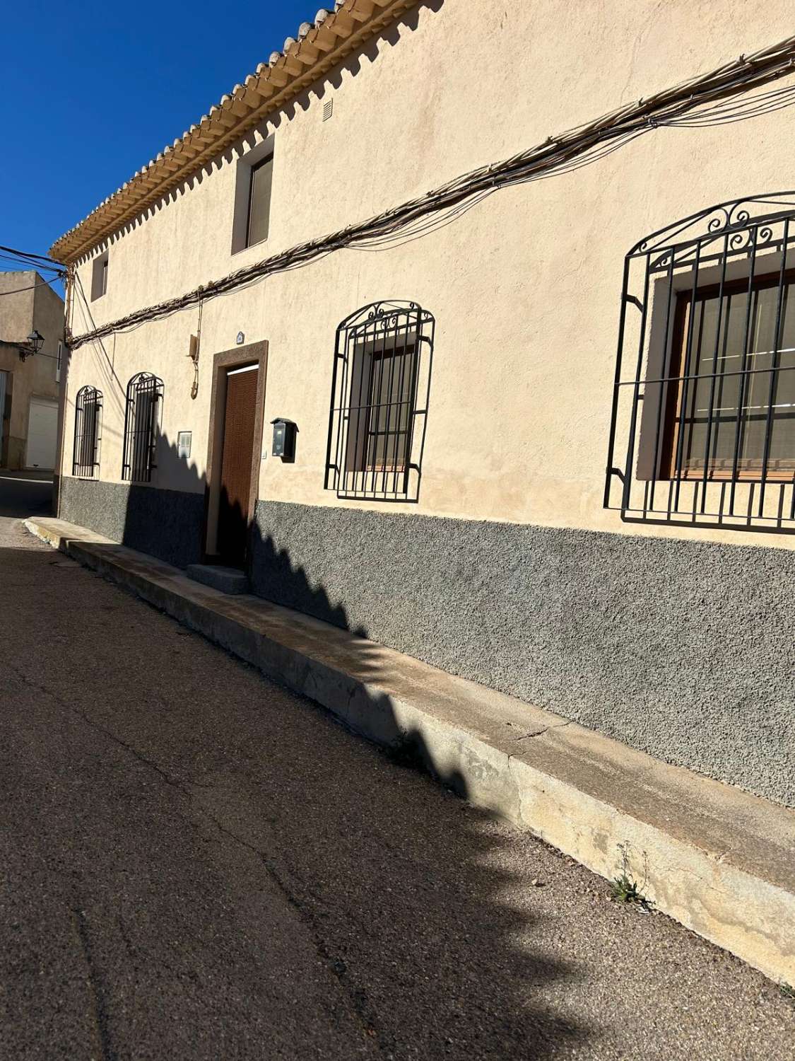 Casa de pueblo totalmente reformada con patio en el bonito pueblo de El Contador