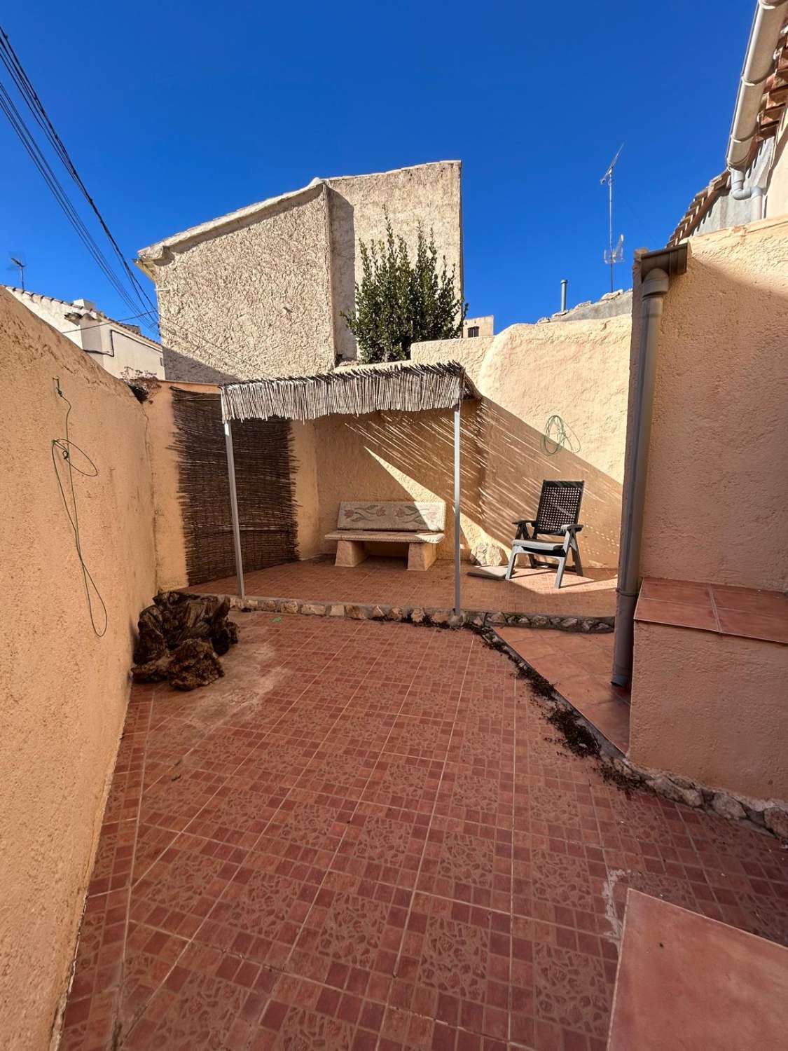 Casa de pueblo totalmente reformada con patio en el bonito pueblo de El Contador