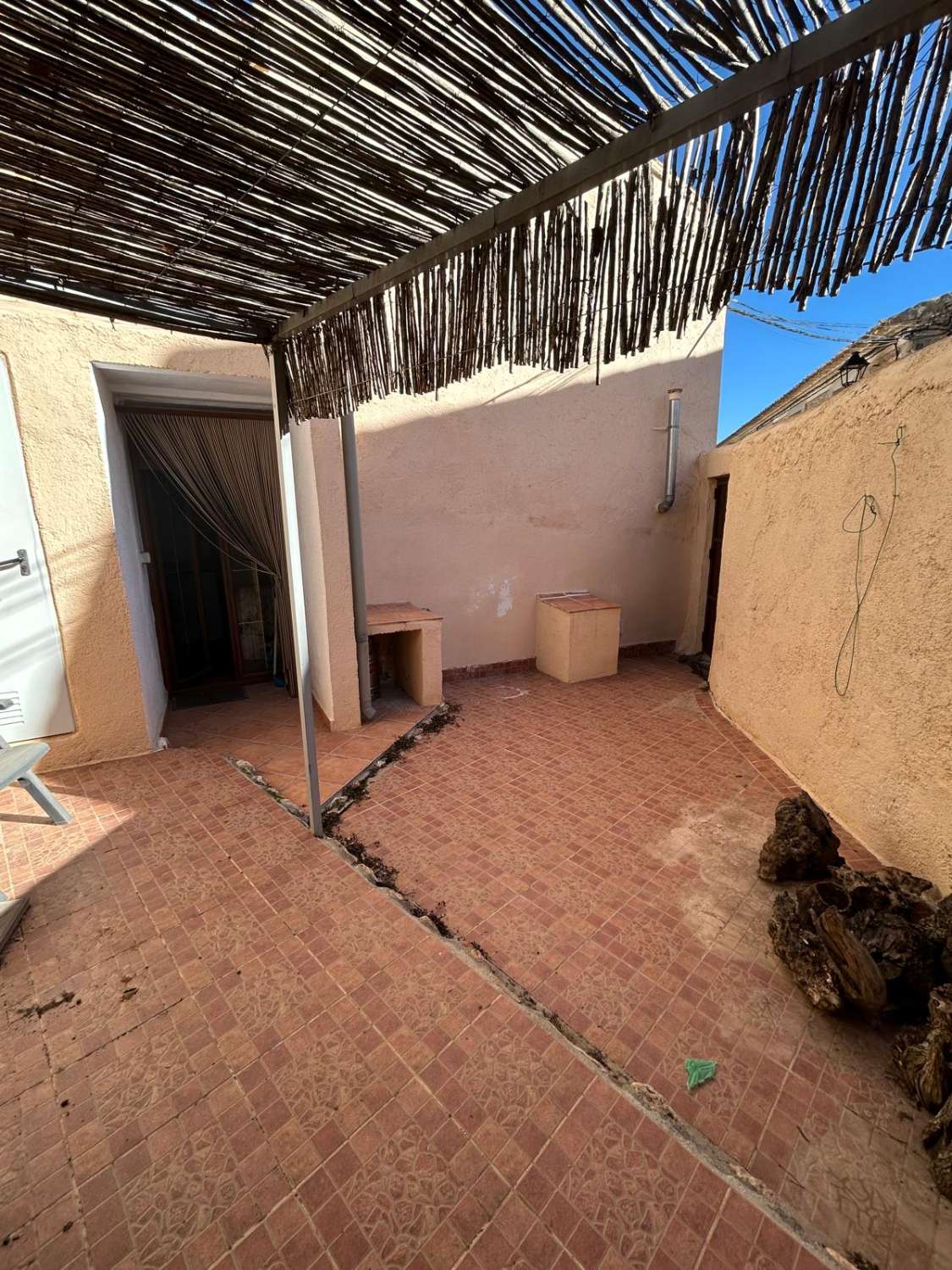 Casa de pueblo totalmente reformada con patio en el bonito pueblo de El Contador