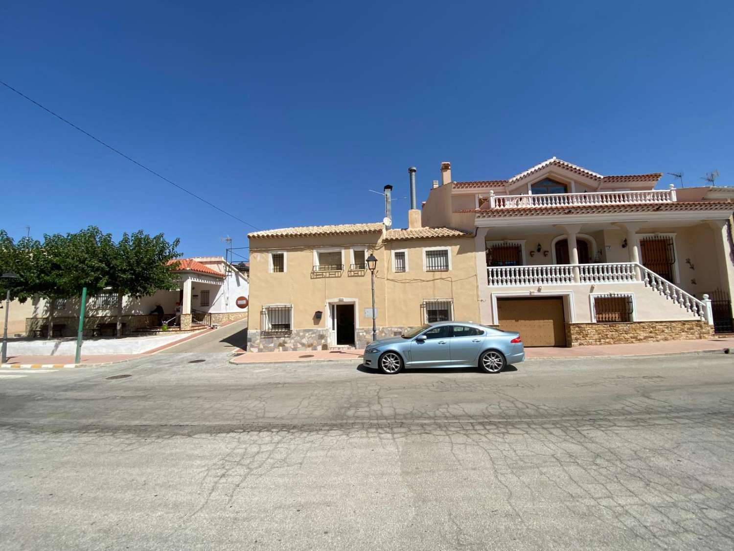 Town house and garage in María