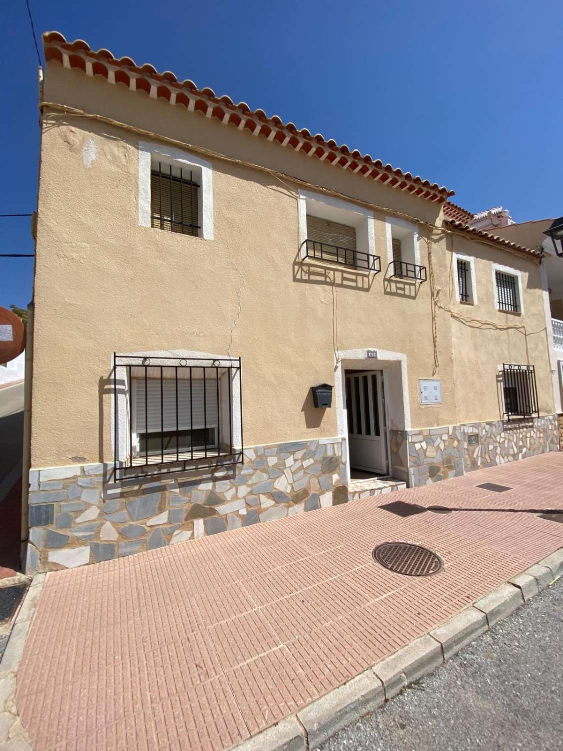 Town house and garage in María