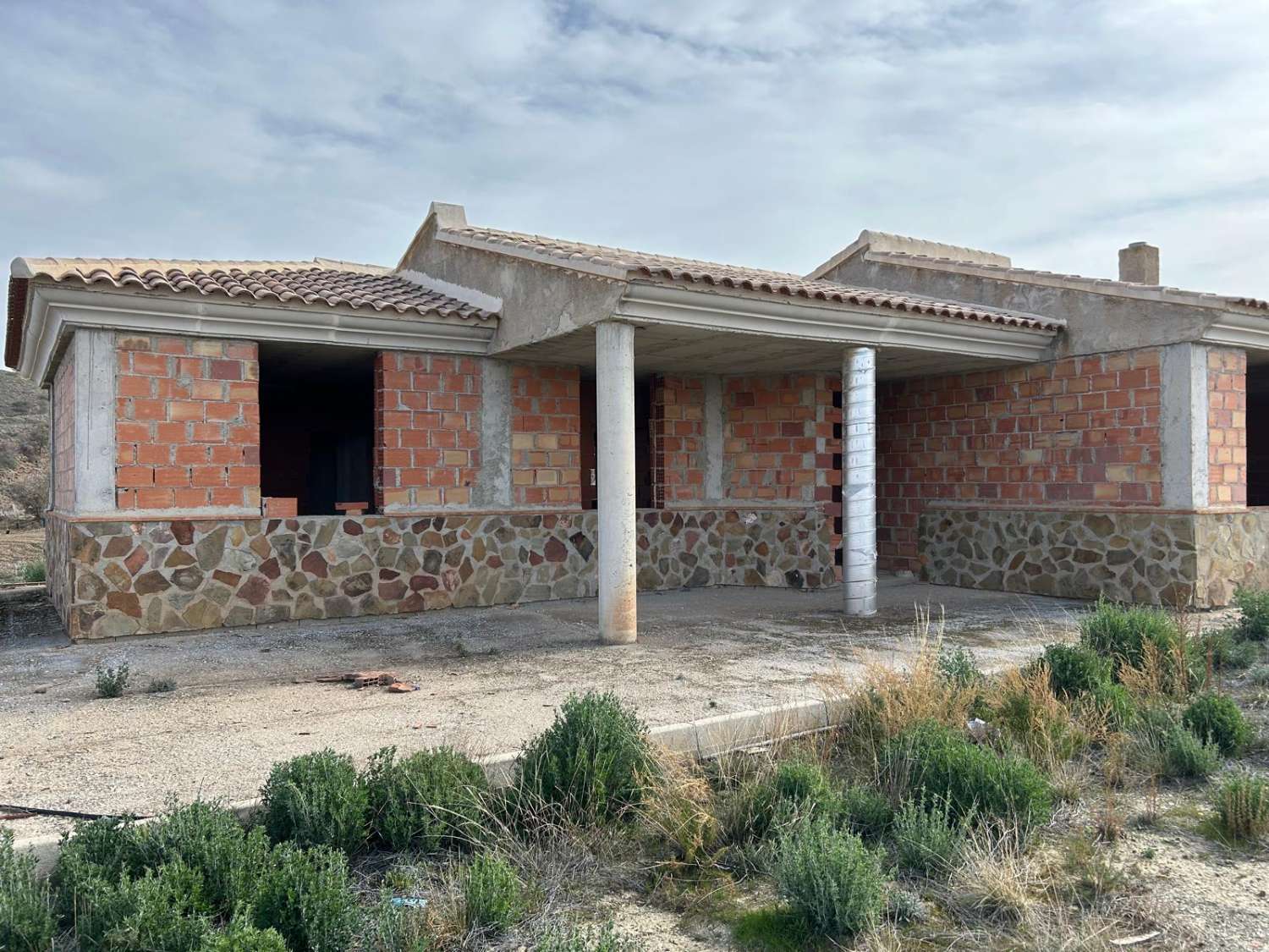 150m2 villa with 2 and a half hectares of land near Castillo Xiquena