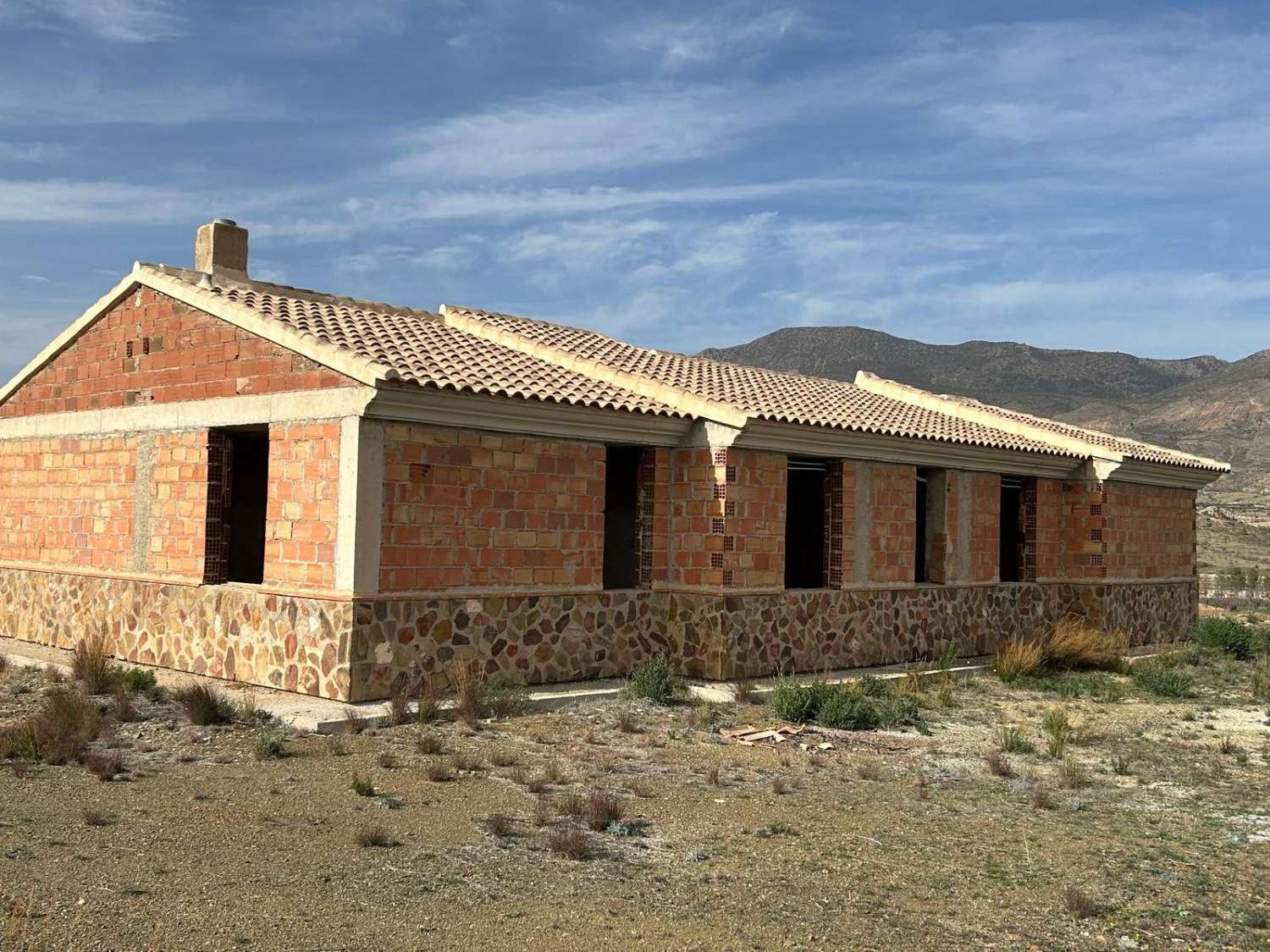 150m2 villa with 2 and a half hectares of land near Castillo Xiquena