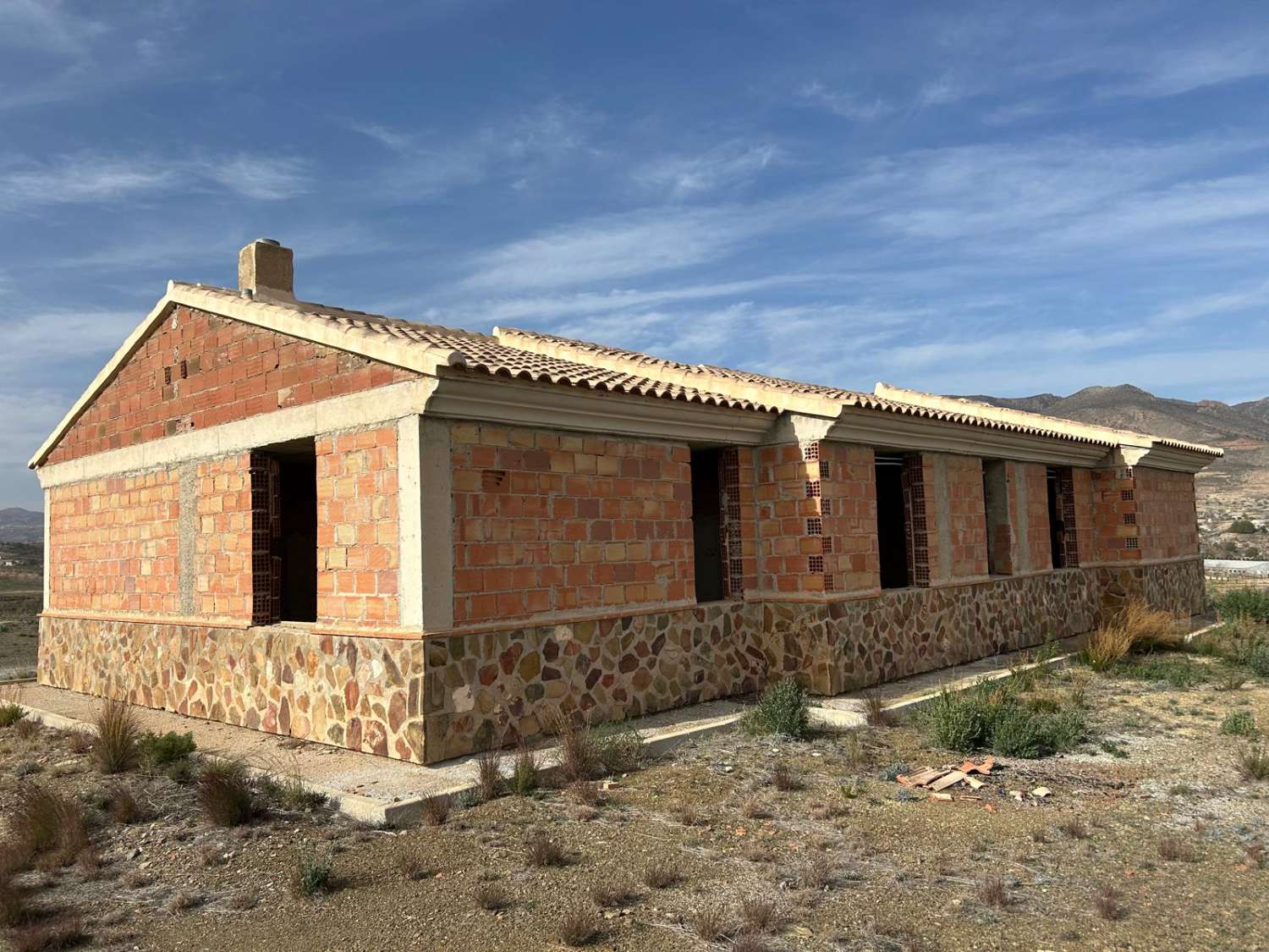 150m2 villa with 2 and a half hectares of land near Castillo Xiquena