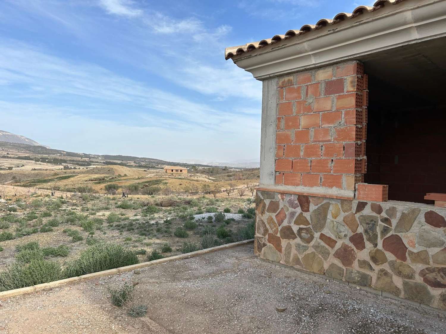 150m2 villa with 2 and a half hectares of land near Castillo Xiquena