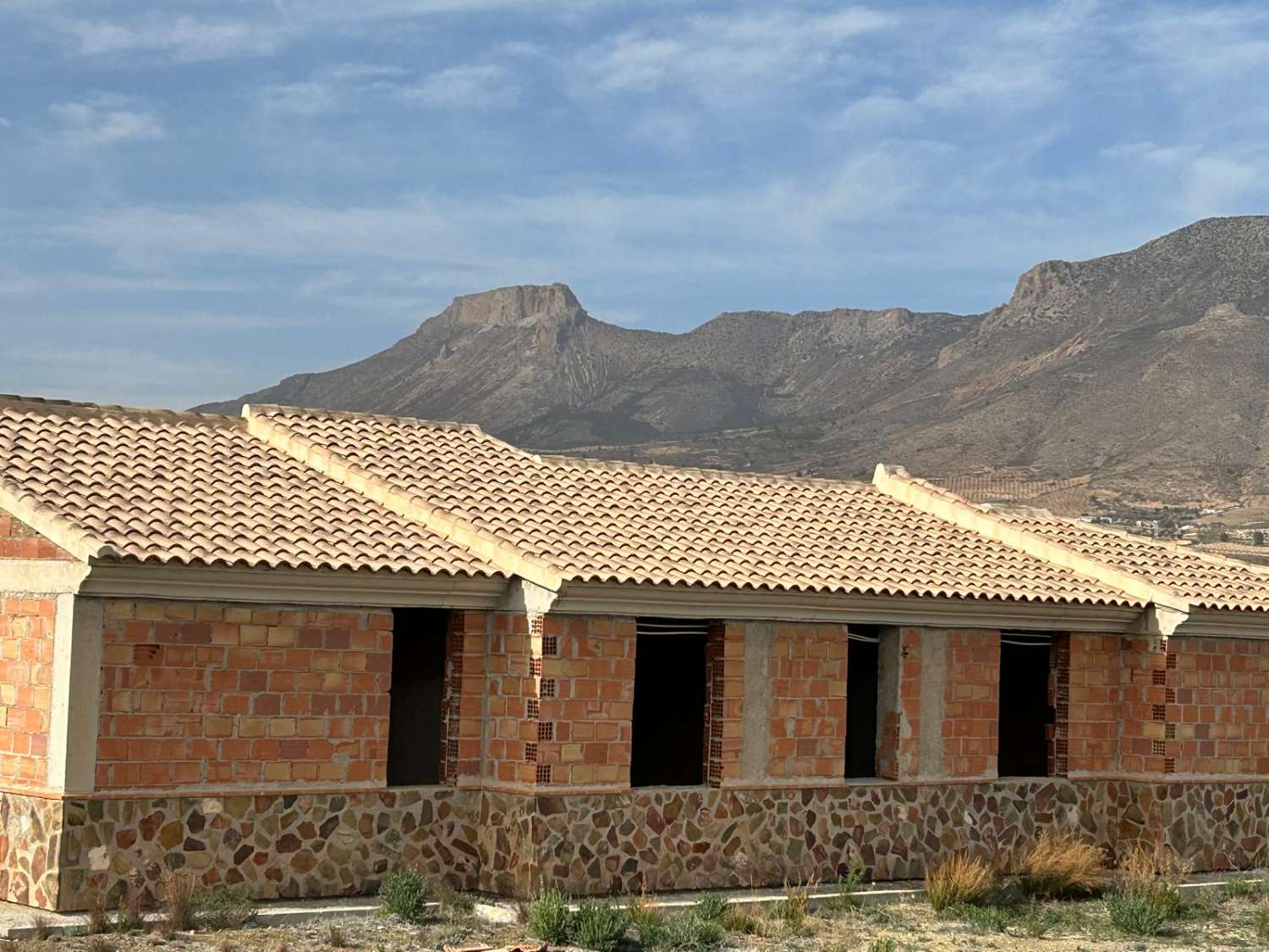 150m2 villa with 2 and a half hectares of land near Castillo Xiquena