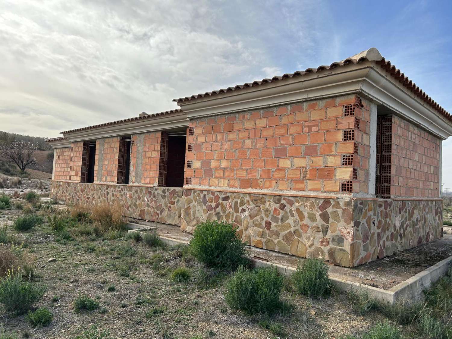 150m2 villa with 2 and a half hectares of land near Castillo Xiquena