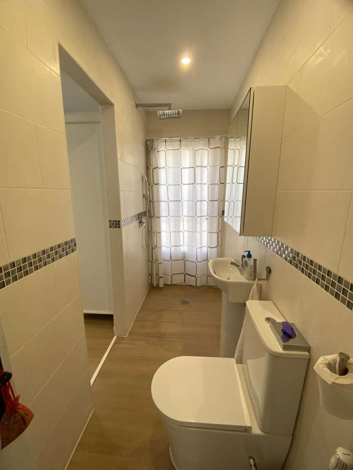 Impresionante villa de 4 dormitorios y 4 baños con terreno, piscina y apartamento de un dormitorio en Oria